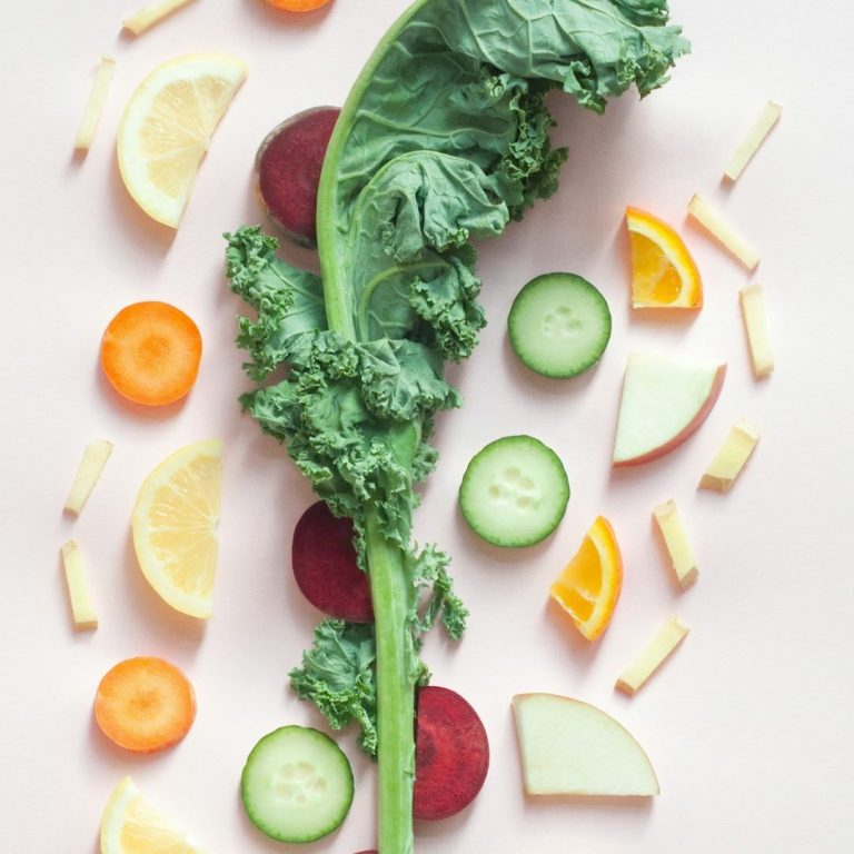 Ernährungsberatung & Health Coaching Gemüsebild mit Zitronen, Gurkenscheiben, roter Beete & Grünkohl