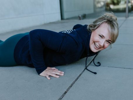 Bewegung lachende Frau beim Sport