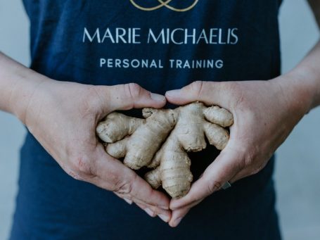 Darmgesundheit Ingwerwurzel in den Händen vor dem Bauch gehalten